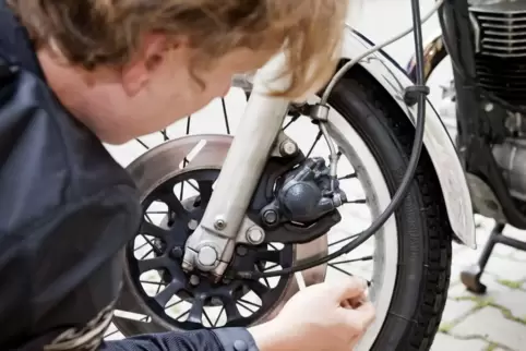 Mensch checkt Motorrad-Reifen