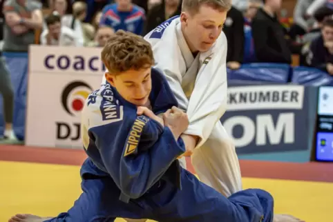  Leon Hermann (JSV Kaiserslautern, in Blau) im DM-Finalkampf in der Klasse bis 50 Kilogramm gegen Tim Nebenführ (FC Petersberg).