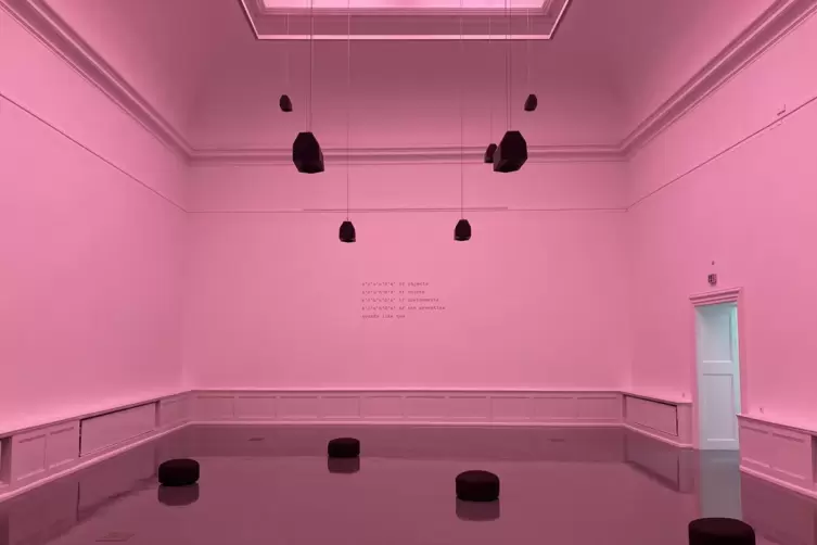 Reminiszenz an Lily Greenham: Durch eine rote Folie am Oberlicht erscheint dieser Saal im Badischen Kunstverein Karlsruhe in ein