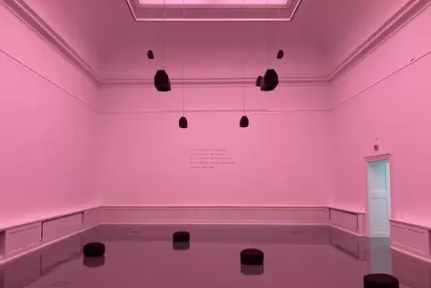 Reminiszenz an Lily Greenham: Durch eine rote Folie am Oberlicht erscheint dieser Saal im Badischen Kunstverein Karlsruhe in ein
