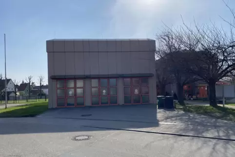 Direkt neben Rheinhalle und Bürgerhaus steht die DRK-Rettungswache.
