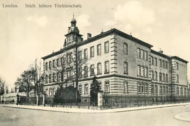Die Städtische Höhere Töchterschule, das spätere Max-Slevogt-Gymnasium. Die Städtische Höhere Töchterschule, das spätere Max-Slevogt-Gymnasium.