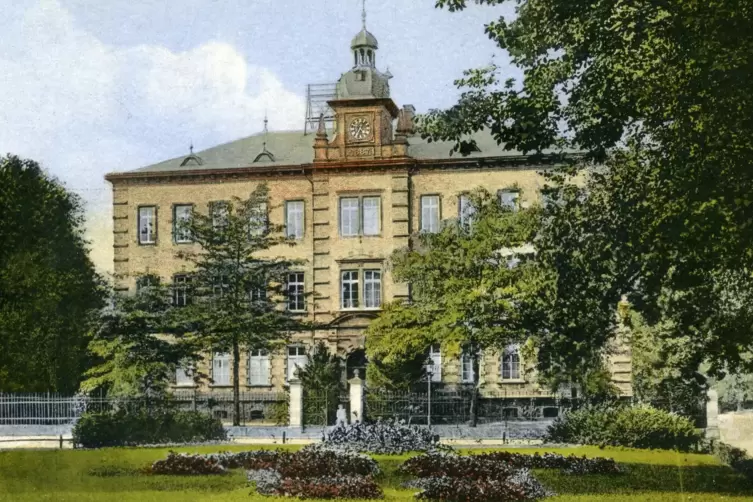 Der stattliche Bau war urspr&uuml;nglich als Weisenhaus errichtet worden. Foto um 1900/10.