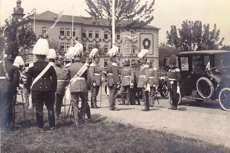 Ein Bild aus besseren Tagen: Besuch des bayerischen K&ouml;nigs Ludwig III. in Landau, 1913. Im Hintergrund das heutige MSG. Im Bild 