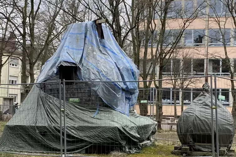 Der einst stolze Dachaufsatz steht, zerlegt in zwei Teile, in der Gr&uuml;nanlage der Schule. 