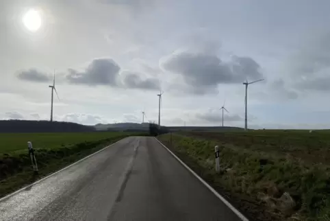 Wolken überm Windpark: Bei den Anlagen in Einöllen vermuten die Pfalzwerke den Fehler, der im Oktober zu einer Überspannung gefü