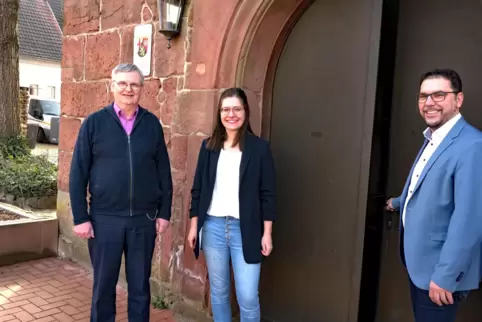 Verbandsbürgermeister Klaus Weber (rechts) öffnet die Tür zur „Alten Kirche“. Er ist einer von drei Standesbeamten, neben Harald