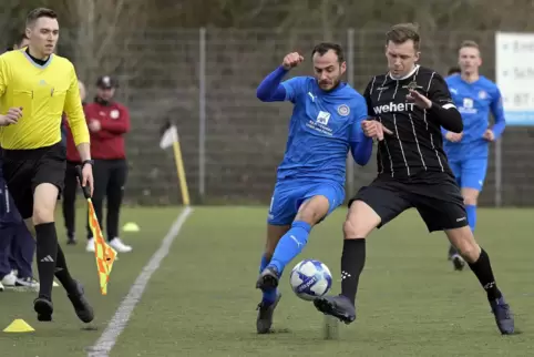 Geklärt: Fußgönheims Patrick Haag (rechts) spitzelt den Ball vor Sven Hoffmann (FSV Schifferstadt) weg. 