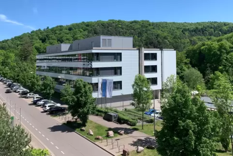Das Saarbrücker Helmholtz-Institut für Pharmazeutische Forschung (HIP) soll größer werden. Dafür gibt’s von Land und Bund eine F