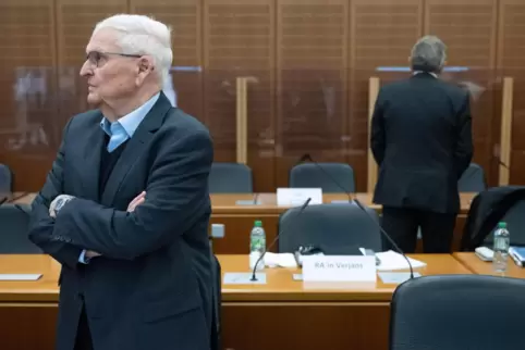 Theo Zwanziger und Wolfgang Niersbach (hinten) im Verhandlungssaal des Frankfurter Landgerichts. Sie erzählen ihre Sicht auf die