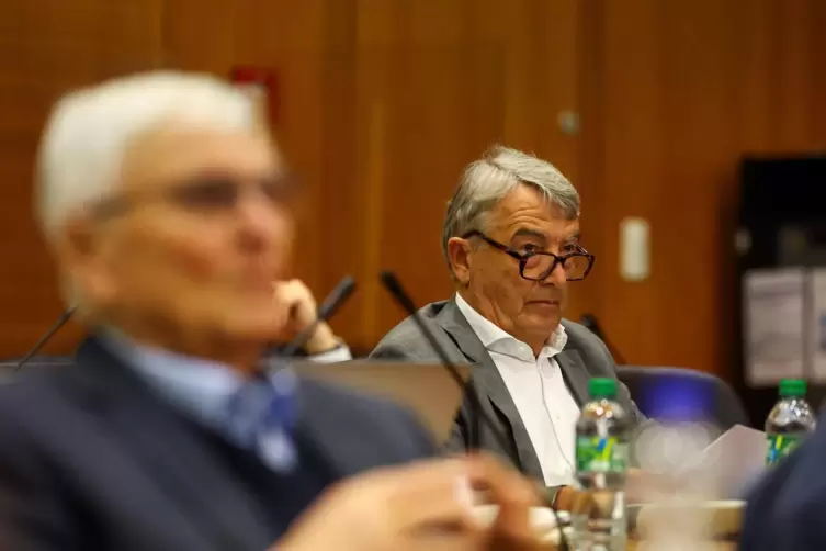 Wolfgang Niersbach sitzt hinter Theo Zwanziger auf der Anklagebank – und hat ihn stets im Blick. 