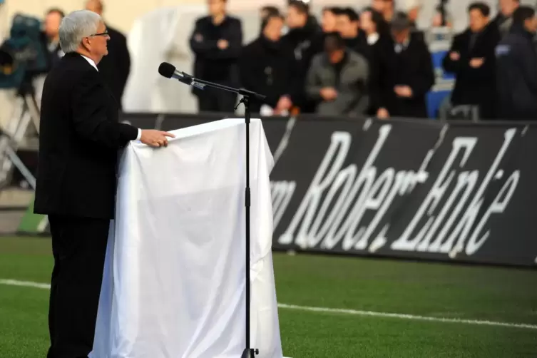 Zwanziger bei der Trauerfeier f&uuml;r Robert Enke. 