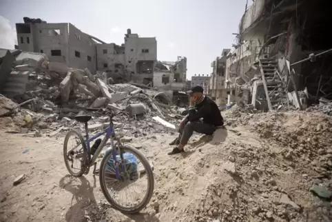 Viele Gebäude im Gazastreifen sind zerstört, vielerorts wird gekämpft. Zu wenige Hilfstransporte kommen durch. Das Foto zeigt ei