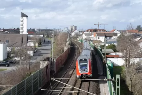 Wer ein Deutschlandticket hat, kann mit einem Regionalzug der Linien RE60 und RE70 schneller durch Südhessen nach Mainz fahren a