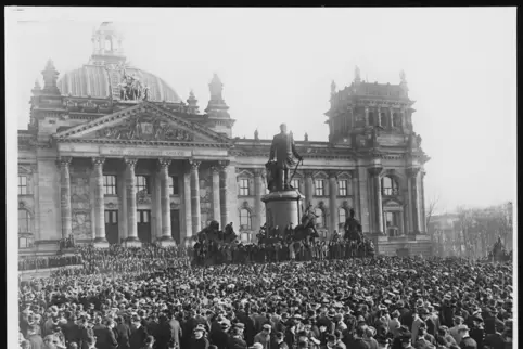 Der 9. November 1918 vor dem Berliner Reichstag. Auf einem Balkon des Gebäudes ruft Philipp Scheidemann an diesem Tag die Republ