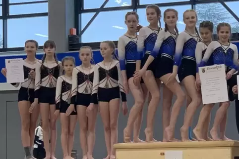 Die Turnerinnen des Zweibrücker Hofenfels-Gymnasiums (links auf dem Podest) belegten in der Wettkampfklasse IV am Donnerstag bei Die Turnerinnen des Zweibrücker Hofenfels-Gymnasiums (links auf dem Podest) belegten in der Wettkampfklasse IV am Donnerstag bei