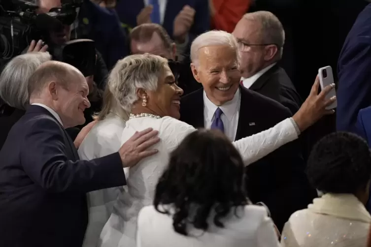 Ein nahbarer Präsident: Joe Biden nimmt sich Zeit für ein Selfie.