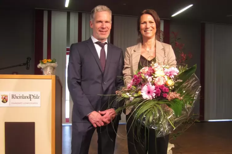 Ein Blumenstrauß als Dankeschön: Christian Herbrand löst Christiane Schott als Amtsleiter ab.