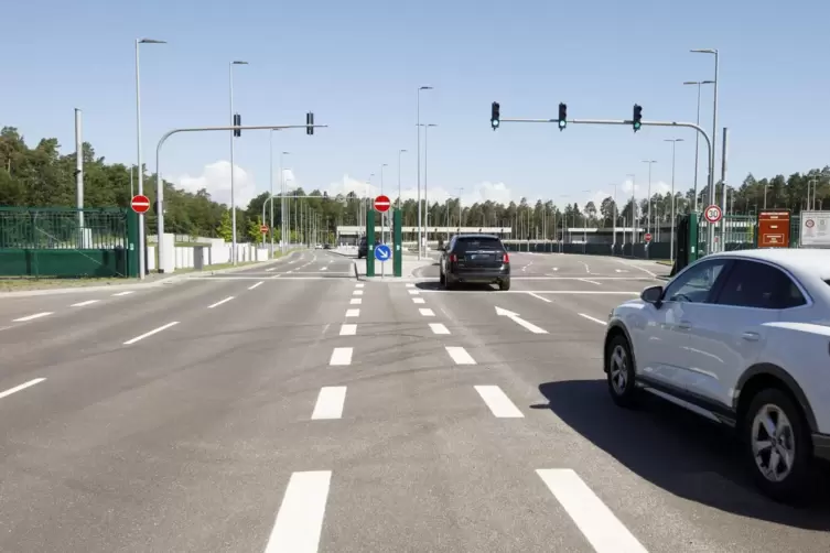 Die ausgebaute Landesstra&szlig;e, die das Osttor der Air Base und die Zufahrt zum k&uuml;nftigen Hospital verbindet. 