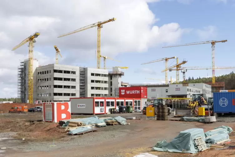 Bis Ende 2024 soll der Klinik-Rohbau stehen. Nach dem Bezug Ende 2027 plant das US-Milit&auml;r noch zwei Jahre ein, bis der Betrieb 