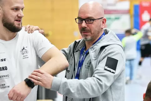 Schulterverletzungen wie beim jetzigen SG-Co-Trainer Benny Zellmer (links) sieht Mannschaftsarzt Jürgen Knoch immer wieder in de