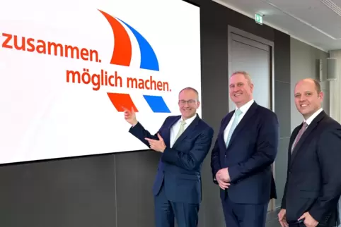 Vor dem neuen Werbespruch der Bank: Vorstände Till Meßmer, Achim Seiler und Thomas Sold (von links). 
