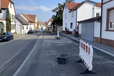 Der Eckbach in einem Teil der Kändelgasse ist tragfähig verschlossen. Bald darf hier wieder geparkt werden. 