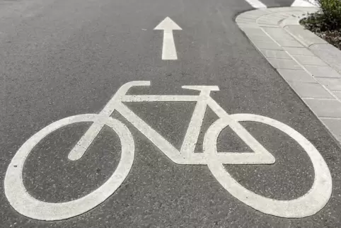 Solche Piktogramme wie hier in der Mozartstraße, die auf Radverkehr in Einbahnstraßen hinweisen, sollen laut LBM wieder entfernt