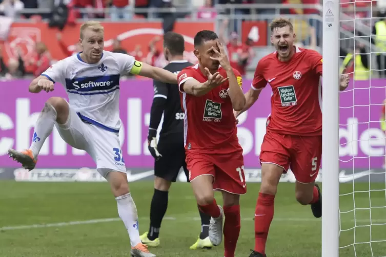 Das 3:3 gegen den SV Darmstadt 98 in der Hinrunde der vergangenen Saison war ein besonderes Spiel für Kenny Prince Redondo (Mitt