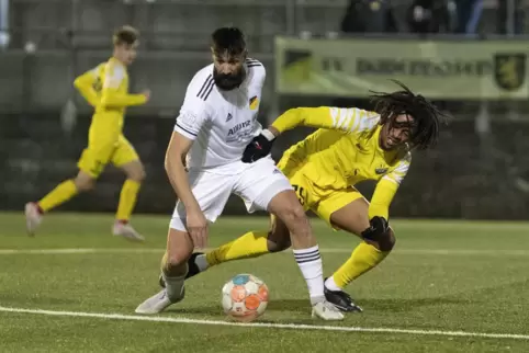 Matchwinner: Bobby Edet (rechts), hier mit dem Dudenhofener Tolga Barin, erzielte das 2:1-Siegtor für den SV Morlautern. 