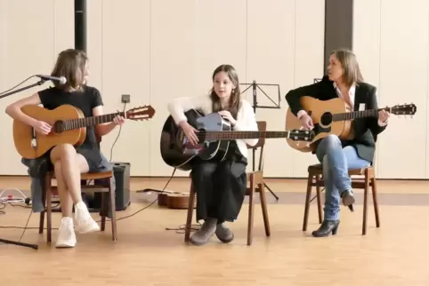 Bringen Stimmung in die Halle: Daria, Felicia und Mama Ewa präsentieren das polnisches Volkslied "Das Weib verbannte den Gott", 
