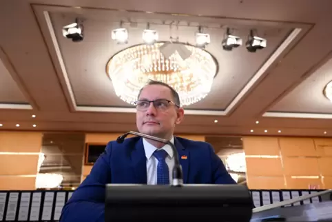 Tausende Seiten Prozessakten: Parteichef Tino Chrupalla im März 2022 beim Verfahren vor dem Verwaltungsgericht Köln. 