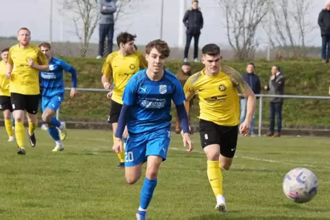 Köpfte das 1:0 für Hermersberg: Patrik Bold (rechts), hier im Laufduell mit Felix Perplies (links). Im Hintergrund in der Mitte 