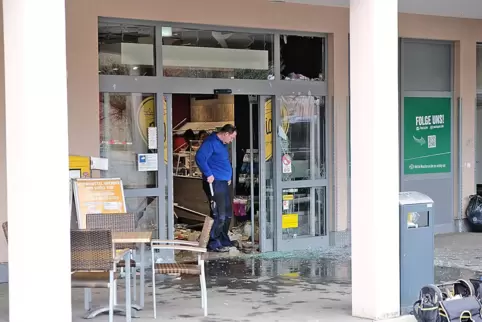 Die heftige Explosion ließ Glastüren bersten. 