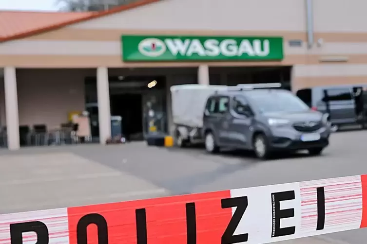 Die Polizei hatte den ganzen Parkplatz abgesperrt.