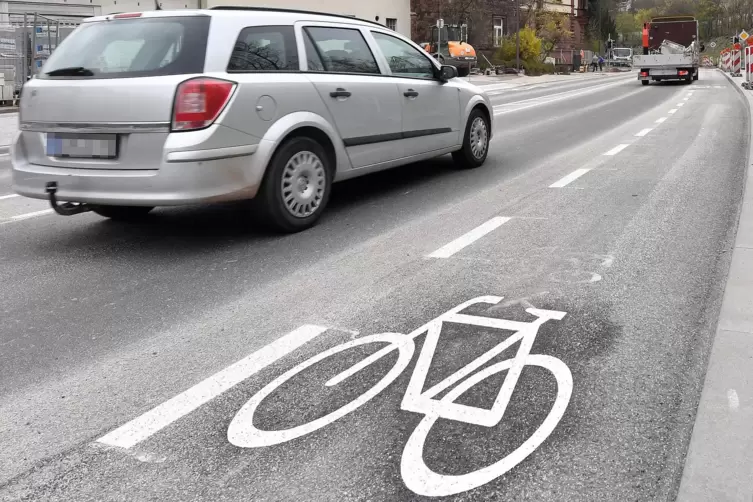 Schutzstreifen schützen entgegen des Namens Radfahrer nur wenig vor dem motorisierten Verkehr. Für echte Radwege fehlt in Neusta