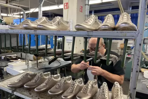 Ohne Handarbeit geht es nach wie vor nicht in der Schuhproduktion. Bei Semler in Pirmasens werden täglich noch 300 Paar Damensch