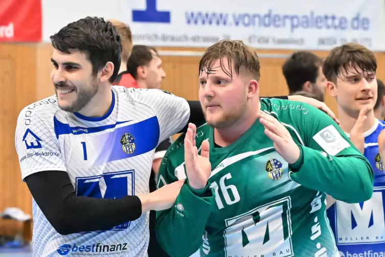 Glücklich und völlig fertig: die Torleute Marco Bitz (links) und Loic Modzinski.