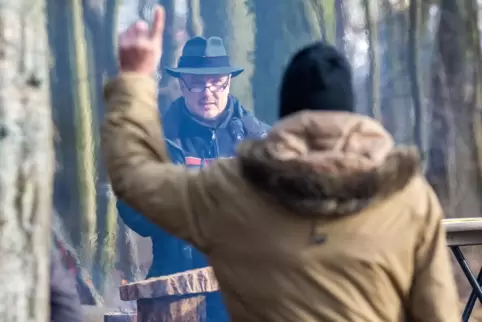 Brennholzversteigerung im Gemeindewald von Harthausen: Die Veranstaltung hat eine lange Tradition. Hier ist Förster Jürgen Rende