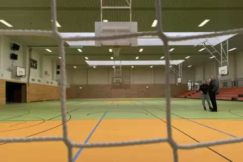Hell und freundlich: die sanierte Ganerbhalle. Rechts der Michael Pack vom Kreis-Bauamt.