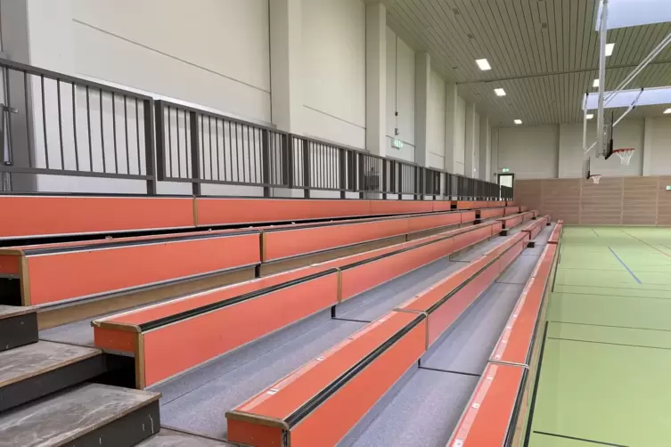 &Uuml;berholt: die Trib&uuml;ne.