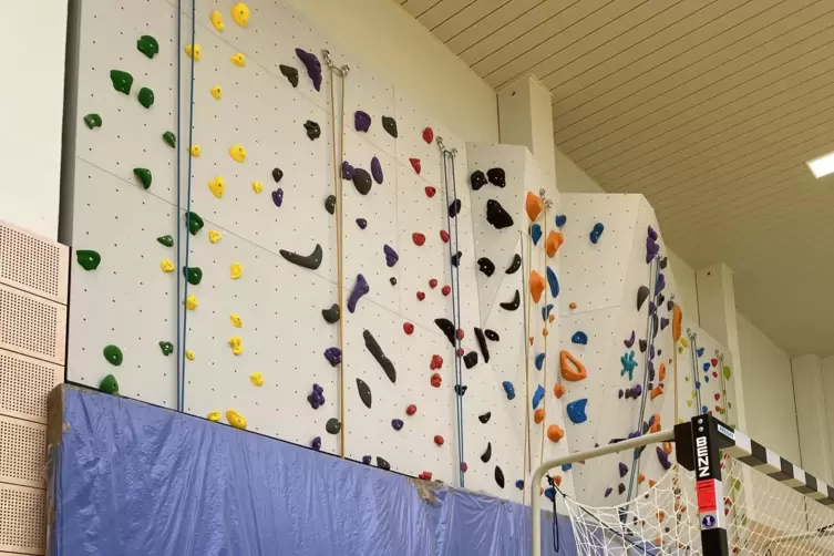 Neu: die Kletterwand.