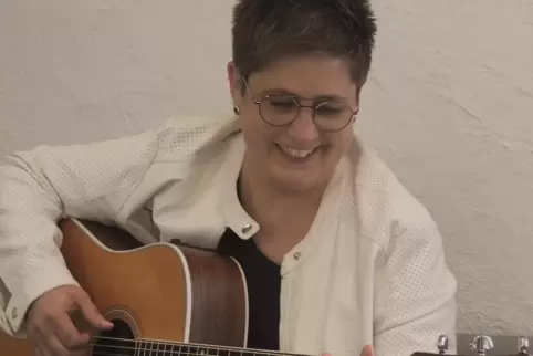 Die Liedermacherin Sandra Bronder aus Erfweiler: Sie ist bekannt für ihre Mundart-Lieder. Sie ist aber auch auf anderen musikali