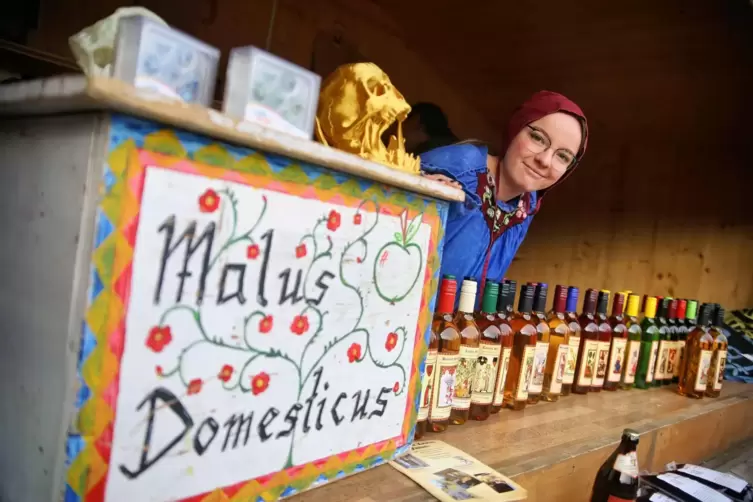 Victoria Müller hinter dem Verkaufstresen von Methändler Malus Domesticus. Sie hatte fast 30 verschiedene Sorten des Honigweins 