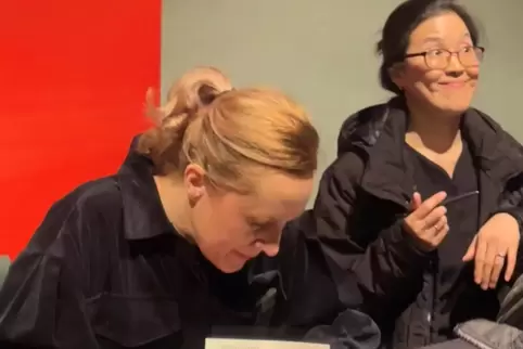 Zarte Schwesternschaft: Bora Chung (rechts) und Barbi Marković. Zarte Schwesternschaft: Bora Chung (rechts) und Barbi Marković.
