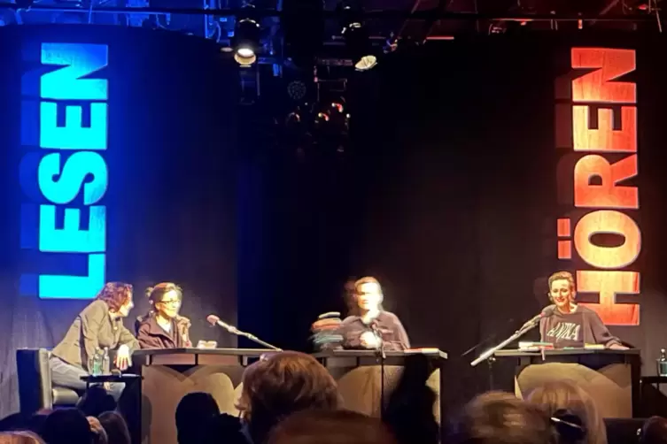Hell leuchtender Abend: Ganz rechts Moderatorin Mascha Jacobs. 
