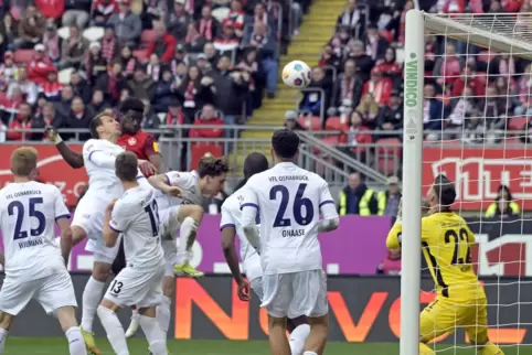 Das 1:1: Ragnar Ache köpft den Ball ins Tor.