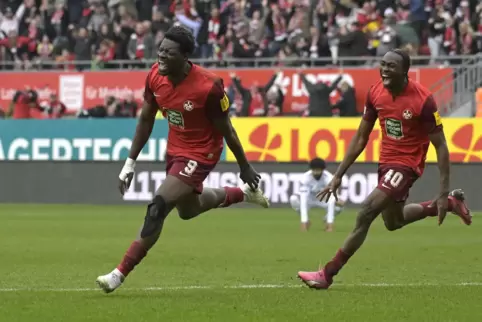 Der „Betze-Moment“: Ragnar Ache (links) und Dickson Abiama jubeln synchron über das 3:2.
