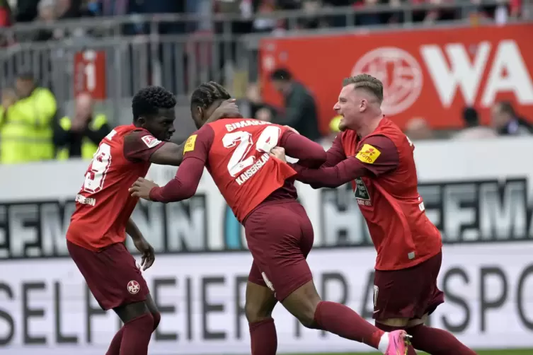 Ba-Muaka Simakala (Mitte) nach seinem Treffer zum 2:2.