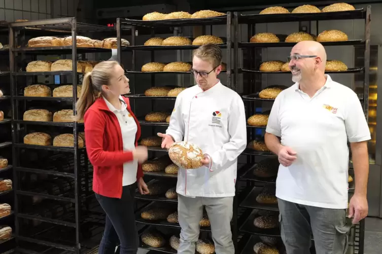 Seniorchef Reiner Sippel (rechts) , hier mit Isabel und Amadeus B&ouml;ttinger, sucht nach einem neuen Standort f&uuml;r seine Produktions